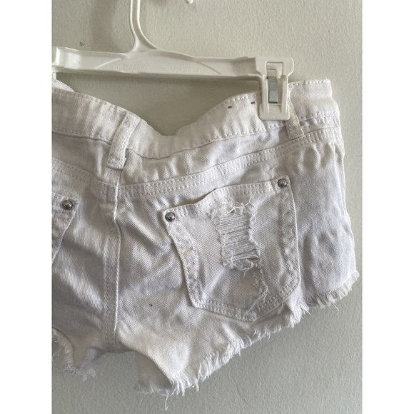 Almost Famous Womens White Shorts Distressed Size 5 READ DESCRIPTION - Picture 8 of 12